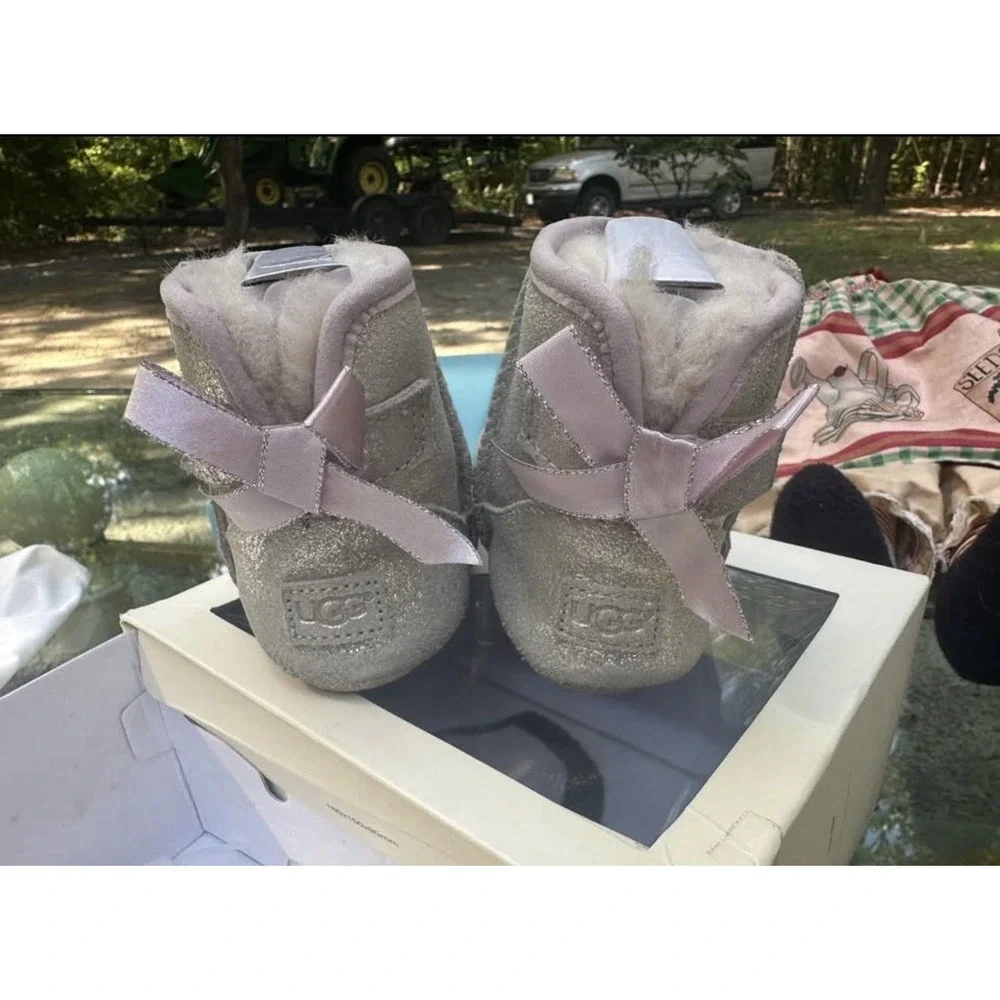 UGG Baby Girl's 4/5 Jesse Bow II Metallic Silver Booties Great Condition